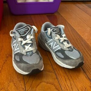 NEW BALANCE TODDLER SNEAKERS (SIZE 9c)